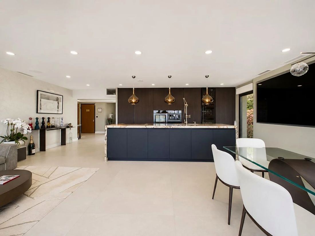Wide view of the kitchen and its dining area
